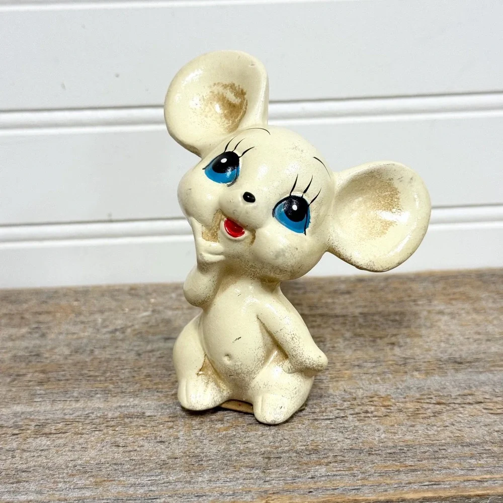 Vintage kitschy Mouse figurine- small anthropomorphic mouse statue 3.5